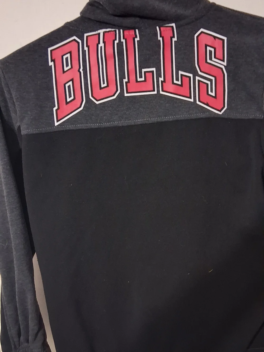 NBA Chicago Bulls Youth Charcoal & Red Zip Hoodie - Picture 3 of 4